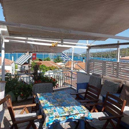 Nikos Rooms And Studios Poros Town Eksteriør bilde