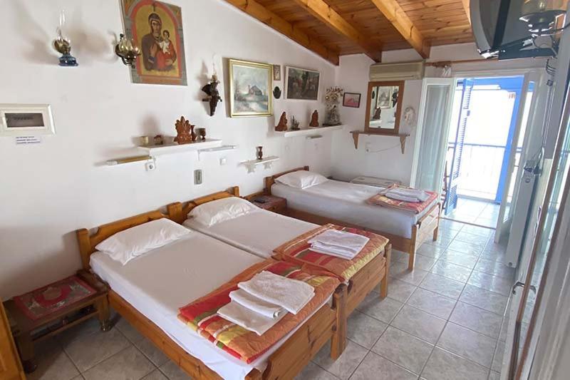 Nikos Rooms And Studios Poros Town Eksteriør bilde