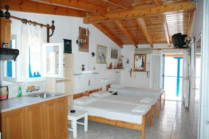 Nikos Rooms And Studios Poros Town Eksteriør bilde